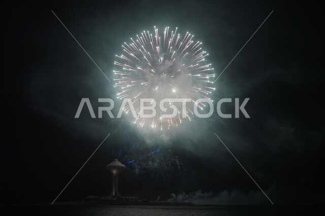 الألعاب النارية في برج المياه لكورنيش خبر , برج المياه في خبر مضيء ليلا, الفن الهندسي المعماري,  معالم سياحية مشهورة في السعودية