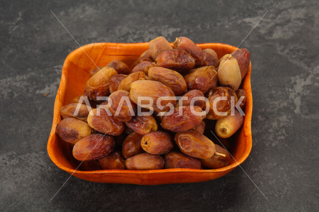 وعاء ممتلئ بالتمور ,تمور المملكة العربية السعودية, تمر العيد في الخليج العربي, صحن مليء بالتمر الصحي, ضيافة رمضانية