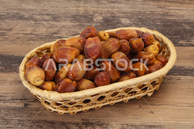 صورة مقربة لسلة من التمر الصحي ,تمور المملكة العربية السعودية, تمر العيد في الخليج العربي, وعاء مليء بالتمر, ضيافة رمضانية