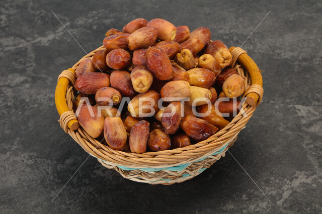 صورة مقربة لوعاء من التمر الصحي ,تمور المملكة العربية السعودية, تمر العيد في الخليج العربي, سلة مليئة بالتمر, ضيافة رمضانية