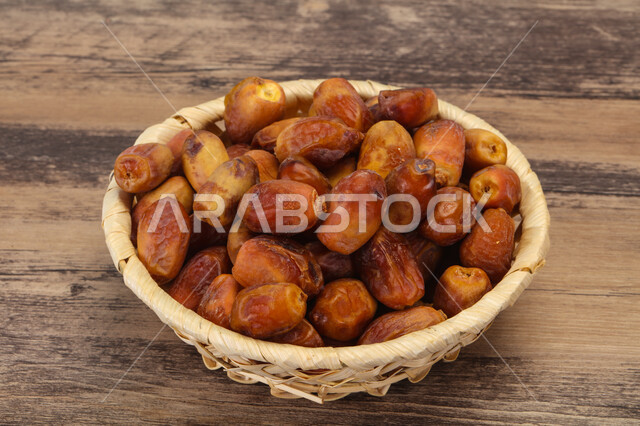 صحن مليء بالتمر, تمر خلاص تمر صحي في السعودية , وعاء من التمر المكنوز, وجبة ذات قيمة غذائية, ضيافة رمضانية