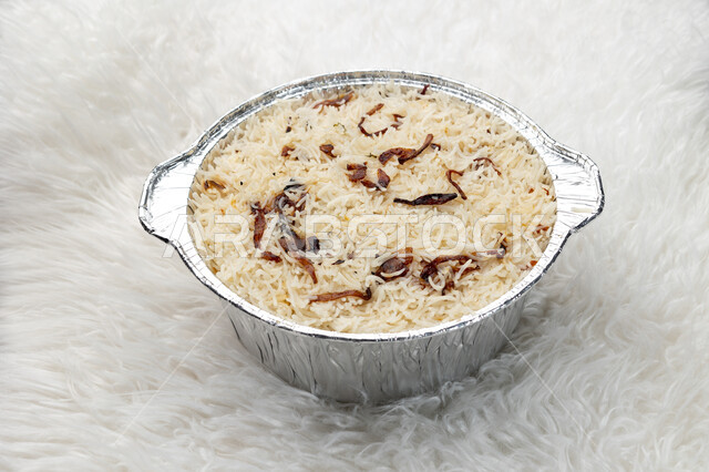 صحن من أرز المقلوبة , مأكولات شعبية تقليدية, مطاعم عربية سعودية, عزائم وولائم, وجبات طعام عربية