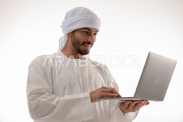 بورتريه لرجل عربي خليجي إماراتي بالزي الاماراتي التقليدي , محادثات ودردشة،  استخدم جهاز الحاسوب، تصفح الانترنت ، اجراء مكالمات فيديو، تواصل اجتماعي، التواصل مع الأصدقاء، اجتماع عمل عن بعد،  خلفية بيضاء .