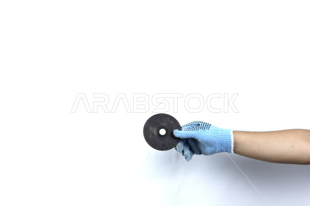 صورة مقربة ليد تحمل قرص طاحونة الزوايا , الات ومعدات , هندسة معمارية , قطع تبديل , خلفية بيضاء .