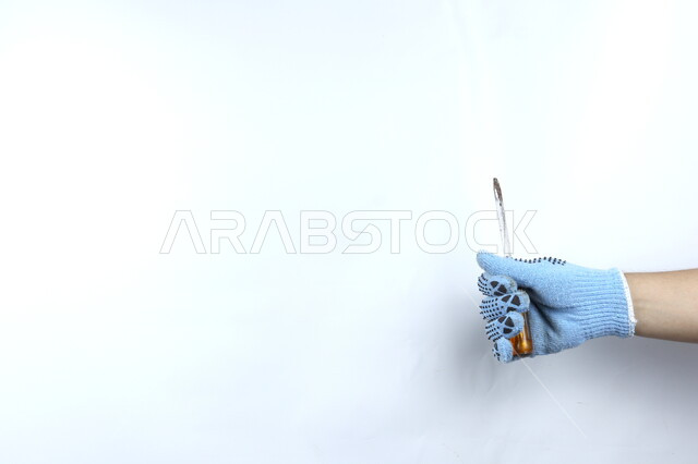 يد تمسك مفك براغي  ,أدوات بناء , هندسة معمارية ,  آلات ومعدات , خلفية بيضاء .