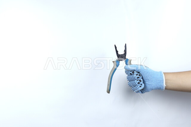 يد تحمل كماشة معزولة , أدوات بناء واصلاح , هندسة معمارية ,  معدات , خلفية بيضاء .