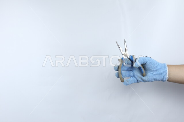 يد تحمل كماشة معزولة , معدات , ادوات بناء واصلاح , هندسة معمارية ,   خلفية بيضاء .