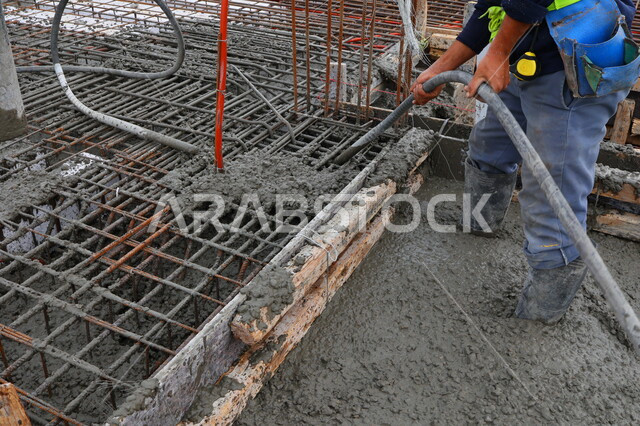 عمال البناء يقومو باختبار صب الاسقف، اعمال بناء الاسقف، معدات وادوات البناء، ادوات اختبار صب الاسقف، اسياخ معدنية، الحديد الصلب، صبة الخرسانة