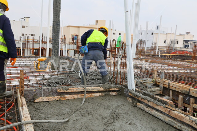 عمال البناء يقومو باختبار صب الاسقف، اعمال بناء الاسقف، معدات وادوات البناء، ادوات اختبار صب الاسقف، اسياخ معدنية، الحديد الصلب، صبة الخرسانة