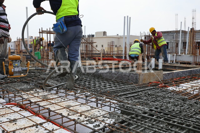 عمال البناء يقومو باعمال بناء الاسقف، معدات وادوات البناء، اعمال البناء، اختبار صب الاسقف، ادوات اختبار صب الاسقف، اسياخ معدنية، الحديد الصلب، صبة الخرسانة