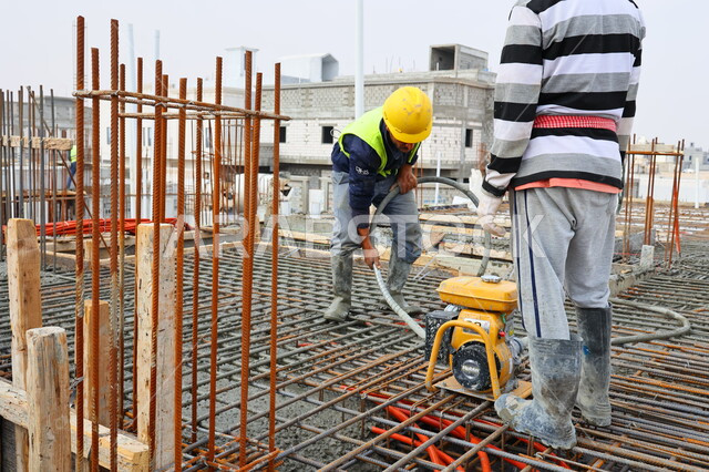 عمال البناء يقومو باعمال بناء الاسقف، معدات وادوات البناء، اعمال البناء، اسياخ معدنية، الحديد الصلب، تجهيز الاسياخ لبناء الاسقف