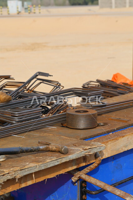 عكف وقص الحديد للبناء، تجهيز اسياخ البناء المعدنية، معدات وادوات البناء، اعمال البناء، اسياخ معدنية، تركيب الحديد الصلب