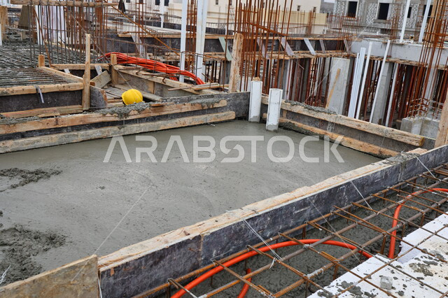 عمال البناء يقومو باختبار الاسقف، اعمال بناء الاسقف، معدات وادوات البناء، ادوات اختبار صب الاسقف، اسياخ معدنية، الحديد الصلب، صبة الخرسانة