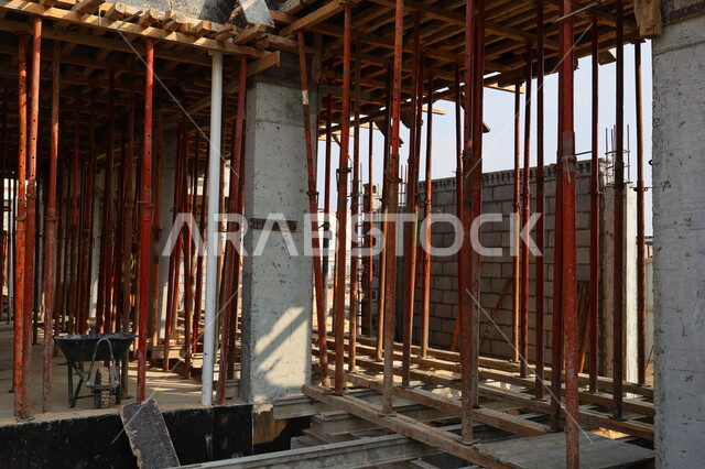 صورة مقربة لاعمدة مساندة بناء الطوابق، اعمدة بناء الطوابق، اعمدة حديدية صلبة، ادوات ومعدات البناء، التطور المعماري، اعمال البناء