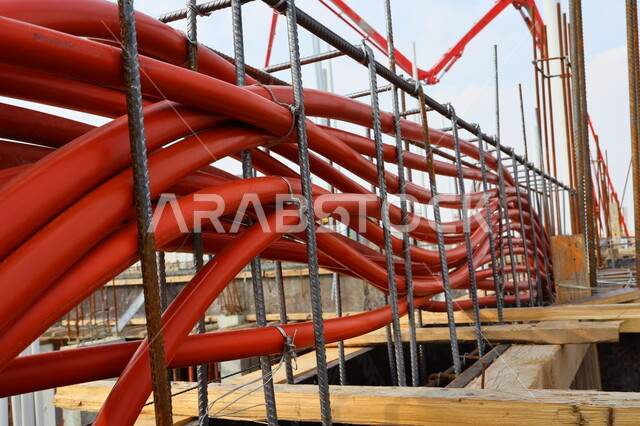 تجهيز الاسياخ لبناء الاسقف، كابيلات كهربائية، تمديد الكابيلات، اسياخ معدنية، الحديد الصلب، معدات وادوات البناء، اعمال البناء 