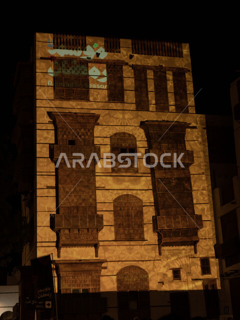 المباني الأثرية في البلد التاريخي بجدة في المملكة العربية السعودية ليلا، المعالم التاريخية في جدة، التصميم المعماري العربي القديم، المباني الأثرية، السياحة في السعودية