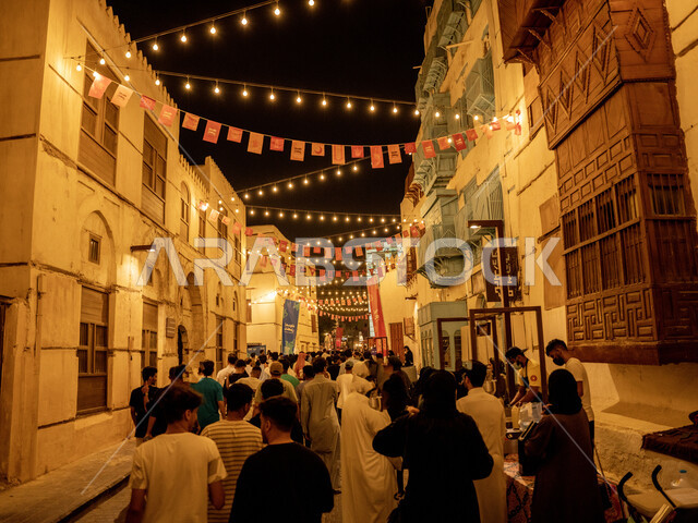 حواري البلد التاريخي في جدة في المملكة العربية السعودية ليلا، المباني الأثرية في البلد التاريخي، التصميم المعماري العربي القديم، المباني الأثرية، المعالم التاريخية في جدة، السياحة في السعودية