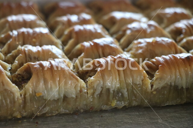 حلوى البقلاوة اللذيذة، حلويات وسكريات، قطع الحلوى الشهية، حلا شرقي، التحلاية، قطع البقلاوة، حلويات رمضانية