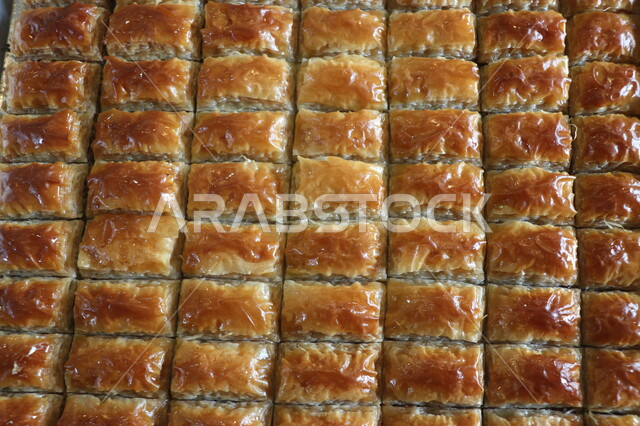 حلوى البقلاوة اللذيذة، قطع الحلوى الشهية، حلا شرقي، حلويات وسكريات، التحلاية، قطع البقلاوة، حلويات رمضانية