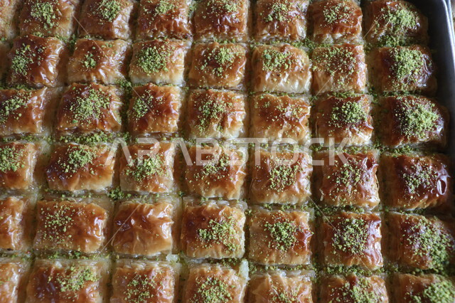 حلوى البقلاوة اللذيذة، حلويات رمضانية، حلا شرقي، حلويات وسكريات، قطع الحلوى الشهية، التحلاية، قطع البقلاوة