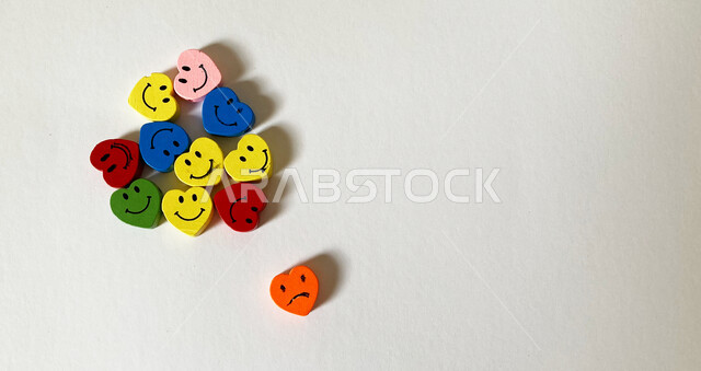 مجموعة من الوجوه المبتسمة والحزينة، دما صغيرة على شكل راس قلب، ميداليات، تصاميم واشكال ابداعية، خلفية بيضاء