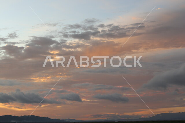 منظر غروب الشمس في السماء , ظهور الشفق الاحمر وقت الغروب , تجمع السحاب , مناظر طبيعية , خلفية الطبيعة .