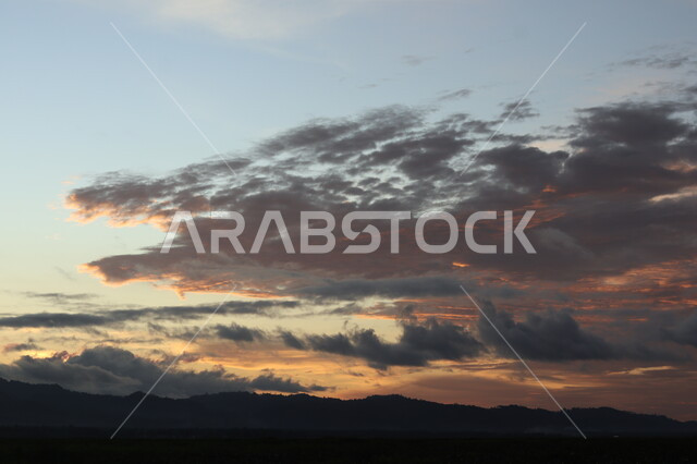 منظر غروب الشمس في السماء , ظهور الشفق الاحمر وقت الغروب , تجمع السحاب , مناظر طبيعية , خلفية الطبيعة .