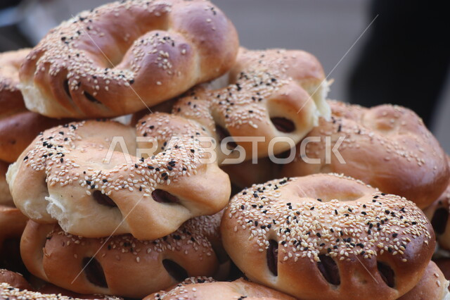 صوة مقربة لمعمول العيد , معمول أساور , بسكويت محشو بالتمر , حلويات الاعياد والمناسبات , حلا شعبي تقليدي .