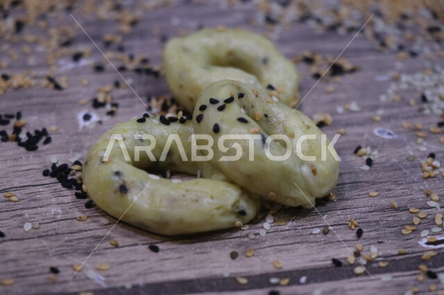 صوة مقربة لمعمول العيد , معمول أساور , بسكويت محشو بالتمر , حلويات الاعياد والمناسبات , حلا شعبي تقليدي .