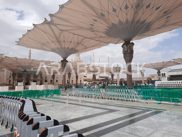 ساحة المسجد النبوي الشريف في المدينة المنورة بالمملكة العربية السعودية، العبادة والتقرب الى الله،  أماكن إسلامية مقدسة،  المجمع الخارجي للمسجد النبوي في المدينة المنورة، المظلات الإلكترونية، معالم دينية إسلامية