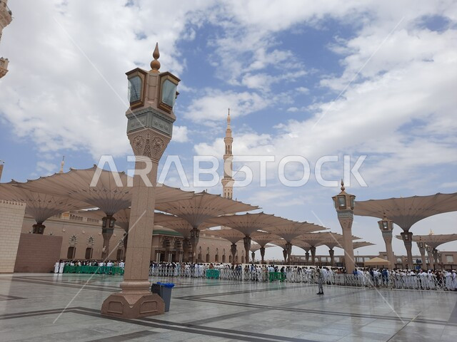 المسجد النبوي الشريف في المدينة المنورة بالمملكة العربية السعودية،  المعالم الدينية الإسلامية ، القبة الخضراء ومئذنة المسجد النبوي ، المجمع الخارجي للمسجد النبوي في المدينة المنورة  , أماكن إسلامية مقدسة .
