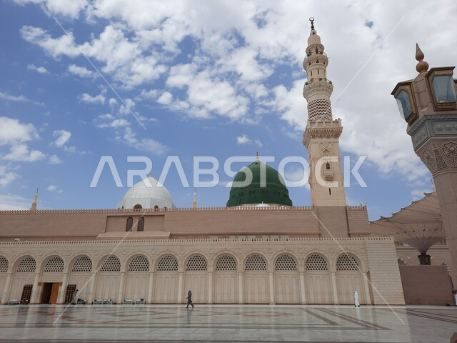 المسجد النبوي الشريف في المدينة المنورة بالمملكة العربية السعودية،  المعالم الدينية الإسلامية ، القبة الخضراء ومئذنة المسجد النبوي ، المجمع الخارجي للمسجد النبوي في المدينة المنورة  , أماكن إسلامية مقدسة .