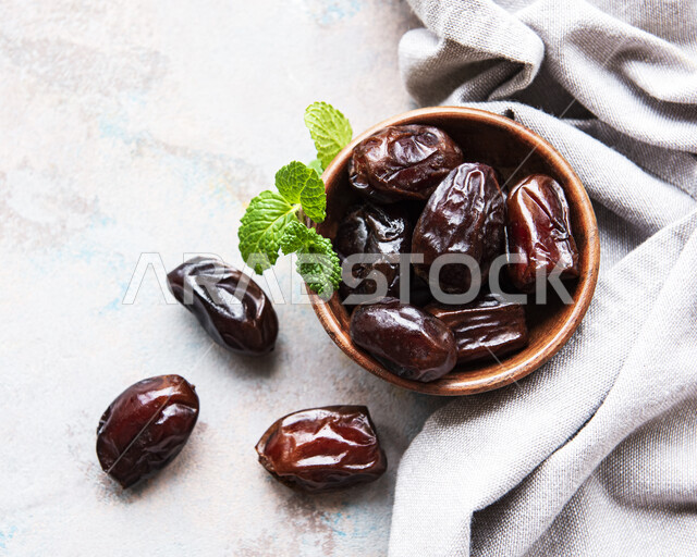 طبق من حبات التمر الصحي المجفف ، وجبة ذات قيمة غذائية عالية  ، ضيافة رمضانية ، تمور صحية ولذيذة , خلفية بيضاء .