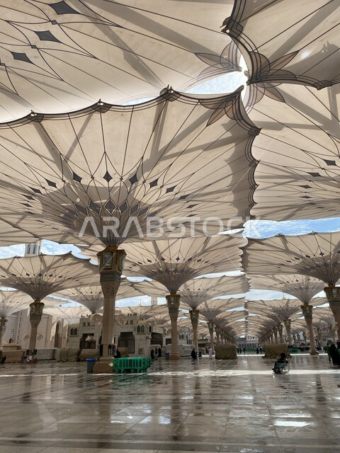  ساحة المسجد النبوي الشريف في المدينة المنورة بالمملكة العربية السعودية، الحرم النبوي الشريف، أماكن إسلامية مقدسة في المدينة المنورة، المظلات الإلكترونية، معالم دينية إسلامية
