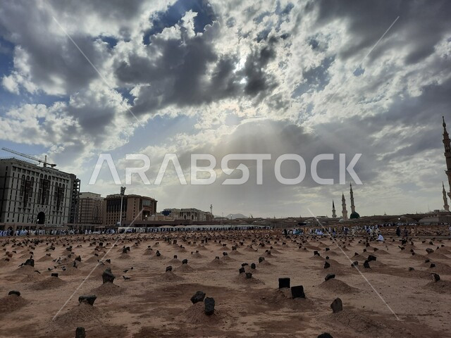 مقبرة البقيع الاسلامية في المدينة المنورة بالمملكة العربية السعودية، زيارة القبور,   معالم دينية اسلامية, اماكن اسلامية مقدسة, زوار مقبرة بقيع الغرقد,  قبور الشهداء في المدينة المنورة .