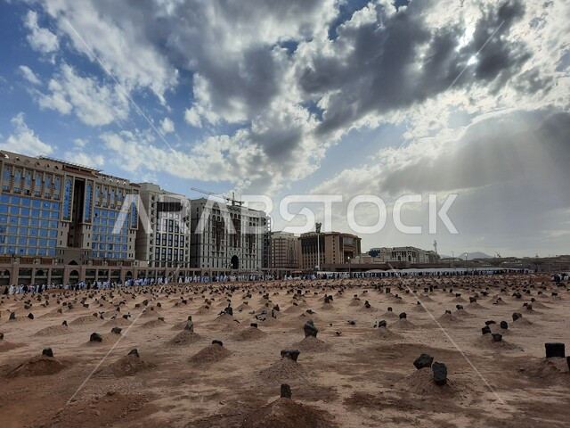 مقبرة البقيع الاسلامية في المدينة المنورة بالمملكة العربية السعودية، زيارة القبور,   معالم دينية اسلامية, اماكن اسلامية مقدسة, زوار مقبرة بقيع الغرقد,  قبور الشهداء في المدينة المنورة .