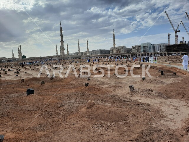 مقبرة البقيع الاسلامية في المدينة المنورة بالمملكة العربية السعودية، زيارة القبور,   معالم دينية اسلامية, اماكن اسلامية مقدسة, زوار مقبرة بقيع الغرقد,  قبور الشهداء في المدينة المنورة .