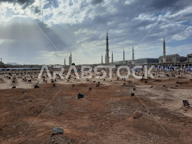 مقبرة البقيع الاسلامية في المدينة المنورة بالمملكة العربية السعودية، زيارة القبور, اماكن اسلامية مقدسة, زوار مقبرة بقيع الغرقد,  معالم دينية اسلامية,  قبور الشهداء في المدينة المنورة .