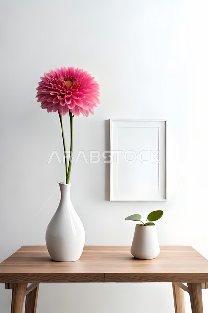 صورة مقربة لمزهرية بجانبها لوحة خشبية ، ورود وأزهار الزينة ، ديكورات ، تحف وديكورات ، اكسسوارات،  ديكور داخلي ، نباتات زينه