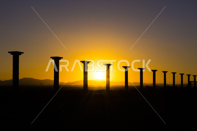 صورة ظلية للأعمدة أثناء غروب الشمس, اللون البرتقالي لغروب الشمس, خلفية الطبيعة .