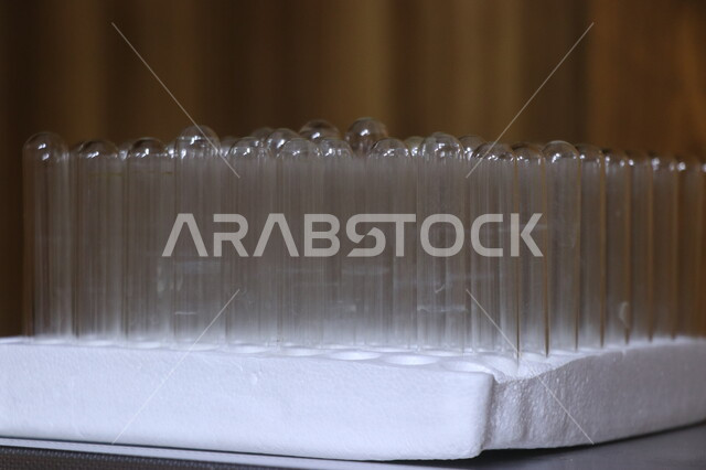 إستخدام انابيب الاختبار لإجراء التجارب في المخبر ، إجراء تجارب وتفاعلات كيميائية في المختبر، تجارب وأبحاث علمية ، مختبر ومعمل الكيمياء، البحث والتطوير