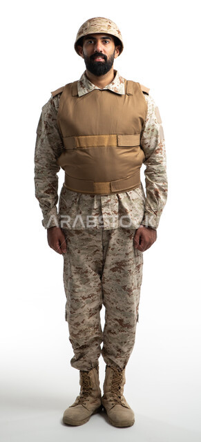 الدفاع عن الوطن، القوات المسلحة السعودية، الجيش العربي السعودي، بورتريه لعسكري عربي سعودي خليجي يرتدي الزي العسكري وينظر الى الكاميرا، الوقوف باستقامة وانضباط، ايماءات وجه مبتسمة، صورة الجسم بالطول الكامل، خلفية بيضاء