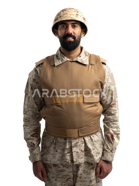 الدفاع عن الوطن، القوات المسلحة السعودية، الجيش العربي السعودي، بورتريه لعسكري عربي سعودي خليجي يرتدي الزي العسكري، النظر الى الكاميرا، الوقوف باستقامة وانضباط، ايماءات وجه مبتسمة، خلفية بيضاء 
