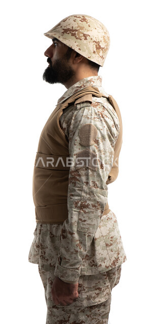 القوات المسلحة السعودية، بورتريه جانبي لجندي من الجيش العربي السعودي الخليجي يرتدي الزي العسكري، الدفاع عن الوطن، الوقوف باستعداد وانضباط، خلفية بيضاء