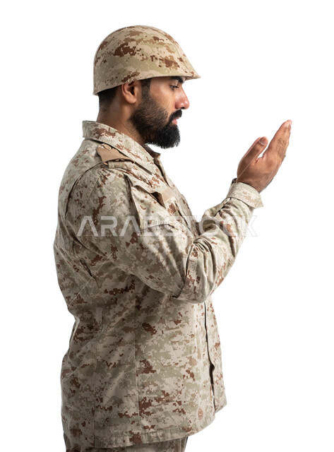 بورتريه لجندي عربي سعودي خليجي يرتدي الزي العسكري التقليدي، الدعاء والعبادة والتقرب الى الله، الدفاع عن الوطن، الجيش العربي السعودي، طلب العون من الله قبل الحرب، القوات المسلحة السعودية، خلفية بيضاء