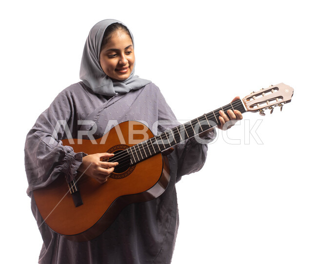 بورتريه لعازفة سعودية خليجية عربية فنانة تقوم بالعزف على آلة الجيثار، مواهب فنية موسيقية، تقديم البرامج والفنون الموسيقية والفن المسرحي، ممارسة هواية العزف باستخدام آلة الجيثارة الوترية، انشطة ترفيهية، خلفية بيضاء