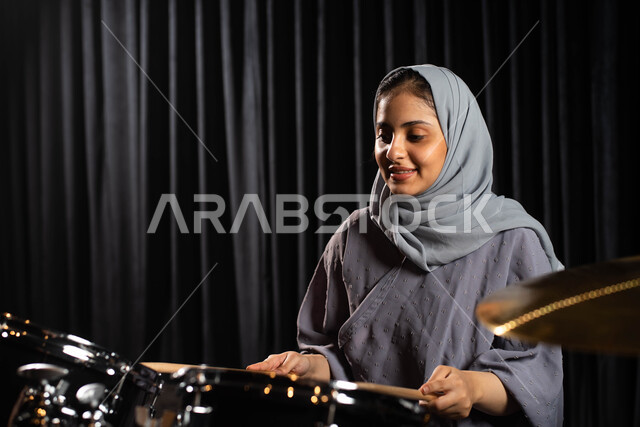 مواهب فنية موسيقية، امرأة عربية سعودية خليجية فنانة تقوم بممارسة هواية الطبل على آلة الطبول الالكترونية، قرع الطبول باستخدام الآلات الايقاعية، تقديم البرامج والفنون الموسيقية والفن المسرحي، أنشطة ترفيهية