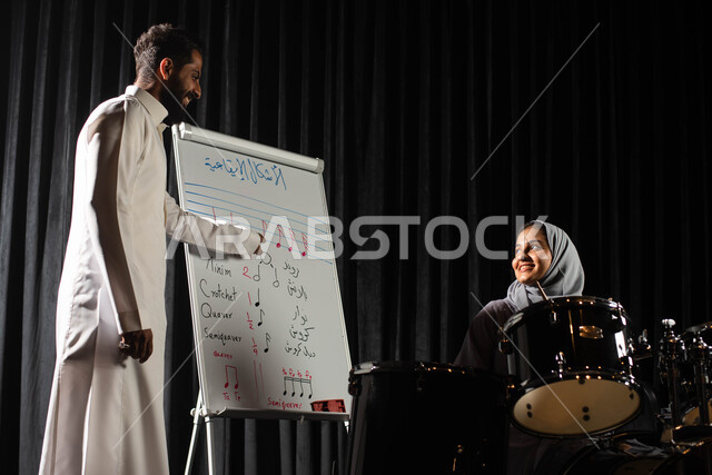 امرأة عربية خليجية سعودية تتعلم الاشكال الايقاعية الموسيقية، مدرس يقوم باعطاء جلسات تدريب تعليمية في الموسيقى، ممارسة هواية الطبل باستخدام آلة الطبل الالكترونية، تقديم البرامج والفنون الموسيقية والفن المسرحي، مواهب فنية موسيقية، انشطة ترفيهية