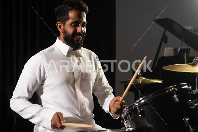 مواهب فنية موسيقية، فنان عربي سعودي خليجي يقوم بممارسة هواية الطبل على آلة الطبول الالكترونية، قرع الطبول باستخدام الآلات الايقاعية، تقديم البرامج والفنون الموسيقية والفن المسرحي، أنشطة ترفيهية