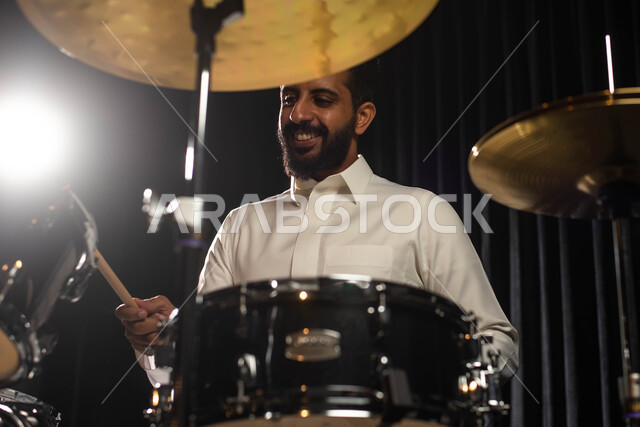 ممارسة هواية الطبل على آلة الطبول الالكترونية، استخدام الآلات الايقاعية، رجل فنان عربي سعودي خليجي يقوم بقرع الطبول، تقديم البرامج والفنون الموسيقية والفن المسرحي، مواهب فنية موسيقية، أنشطة ترفيهية